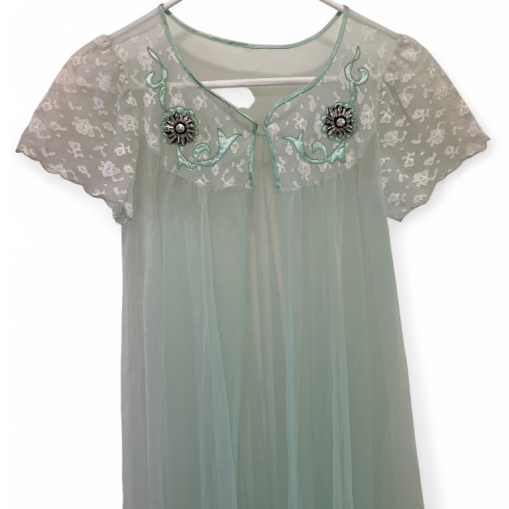 Vintage 1970s Sea Foam Lace Peignoir with Floral Brooch - Picture 2 of 5